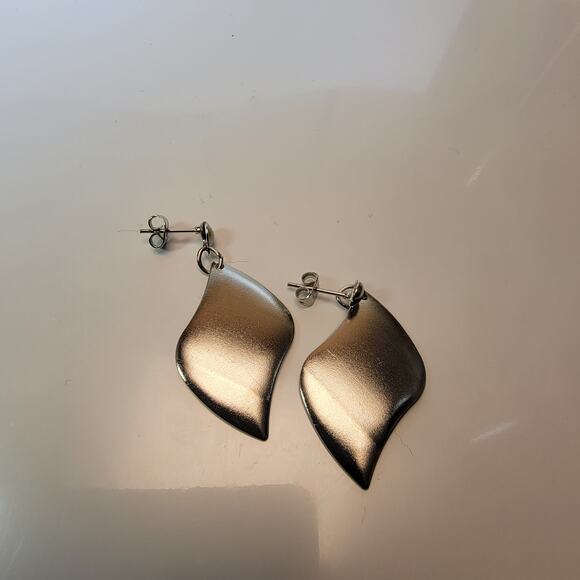 Vintage Silver Curved Leaf Earrings, Polished Finish, Modern Minimalist - Picture 7 of 10